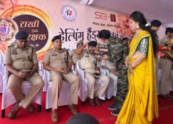 महिलाओं ने जवानों की कलाई में बांधी प्रेम की डोर, कहा- जब आप जागते हैं, तभी हम चैन से सो पाते हैं…