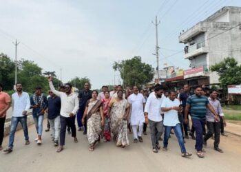 खाद संकट और कालाबाज़ारी : विधायक चातुरी नंद के नेतृत्व में किसानों ने किया कृषि विभाग, सरायपाली का घेराव