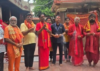 पूर्व विधानसभा अध्यक्ष धरमलाल कौशिक ने अपने धार्मिक यात्रा के अंतिम चरण में गुवाहाटी असम स्थित माँ कामाख्या देवी की दर्शन कर विधिवत रूप से कि पूजा अर्चना