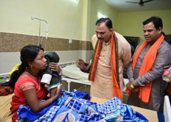 स्वास्थ्य केंद्र का किया निरीक्षण, वार्ड में भर्ती मरीजों से बातचीत कर हालचाल पूछा