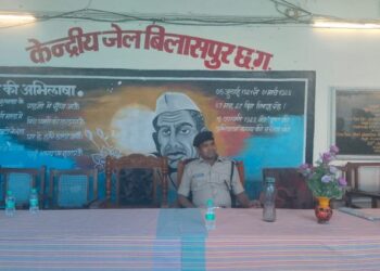 केंद्रीय जेल बिलासपुर में राखी का विशेष आयोजन, बहनों ने बांधी भाईयों को राखी, मिला पौधा लगाने का संदेश