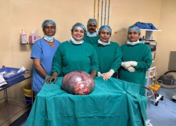 डॉ. भारत भूषण और डॉ. आकांक्षा चिखलिकर ने जटिल सर्जरी में 11.4 किलोग्राम के विशाल ओवेरियन ट्यूमर को सफलतापूर्वक निकाला।