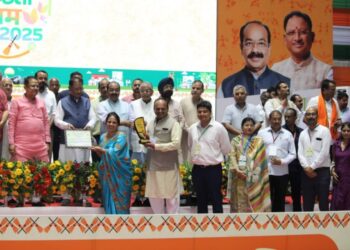 राष्ट्रीय स्तर पर छत्तीसगढ़ राज्य को स्वच्छता में गौरव दिलवाने वाले नगरीय निकायों का नगरीय प्रशासन एवं विकास विभाग ने किया सम्मान