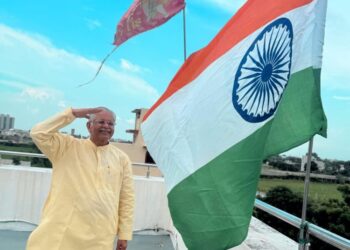 पूर्व विधानसभा अध्यक्ष धरमलाल कौशिक ने हर घर तिरंगा अभियान अंतर्गत परासदा निवास में लगाया तिरंगा।