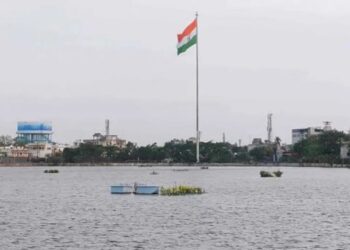 79वें स्वतंत्रता दिवस पर तेलीबाँधा मरीन ड्राइव में 82 मीटर ऊँचे फ्लैग पोस्ट पर महापौर मीनल ने फहराया विशाल राष्ट्रध्वज तिरंगा