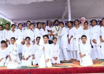 आरंग हाईस्कूल मैदान में गुरु खुशवंत साहेब जी ने ध्वजारोहण कर ली परेड की सलामी – प्रतिभाशाली छात्र–छात्राओं का हुआ सम्मान