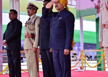 केंद्रीय राज्य मंत्री तोखन साहू ने बस्तर में फहराया तिरंगा, वीर सपूतों को दी श्रद्धांजलि