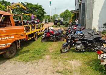 नवा रायपुर में स्टंट करने वाले 128 बाईक व 06 कार चालकों पर पुलिस का कहर