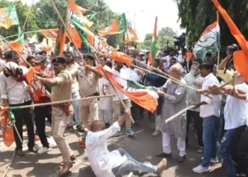 PM मोदी को अपशब्द बोलने पर कांग्रेस और बीजेपी कार्यकर्ताओं के बीच चले लाठी-डंडे, प्रधानमंत्री को गाली देने वाला गिरफ्तार