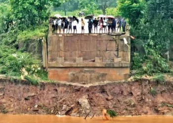 बस्तर में भारी बारिश से मची तबाही; रेल पटरियां बहीं, 200 से ज्यादा मकान ढहे…