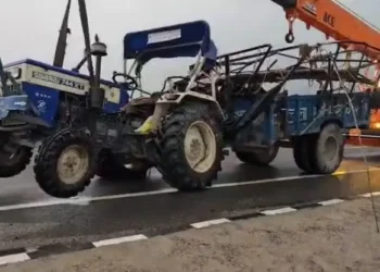 भीषण सड़क हादसा, श्रद्धालुओं से भरे ट्रैक्टर को कंटेनर ने मारी टक्कर, 8 की लोगों की दर्दनाक मौत