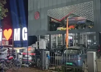 एमजी हेक्टर शोरूम हादसे में कर्मचारी की मौत, परिजनों ने लगाया लापरवाही का आरोप, अब प्रबंधन और पुलिस पर उठे सवाल