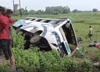 अनियंत्रित होकर यात्रियों से भरी बस पलट ने से 35 लोग जख्मी, 5 की हालत गंभीर