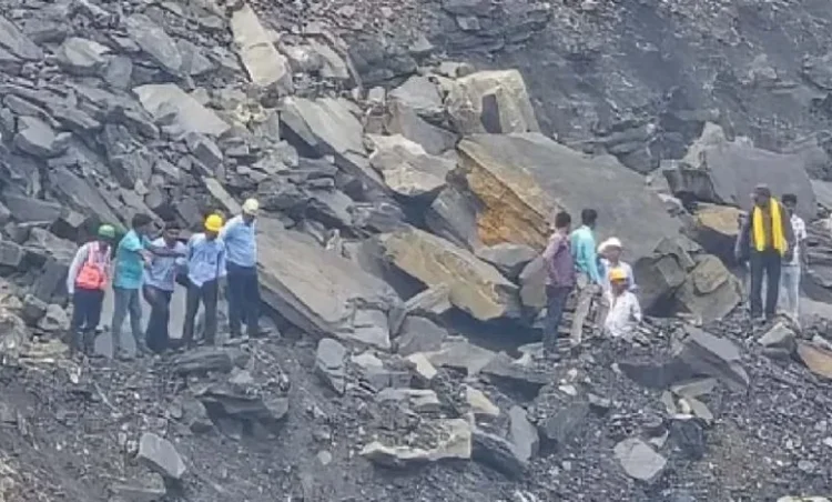 कोयला खदान में बड़ा हादसा, लैंड स्लाइड होने से वैन 150 फीट गहरी खाई में गिरी, 7 लोगों की मौत…
