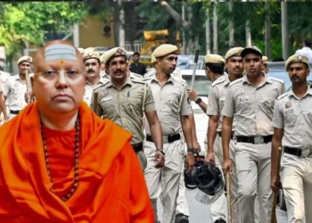 आश्रम में छात्रों के साथ जबरन शारीरिक संबंध,17 छात्राओं ने लगाए यौन शोषण का आरोप, जानिए कौन है स्वामी चैतन्यानंद सरस्वती?