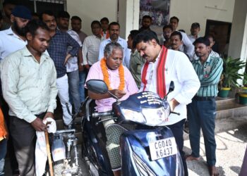 उप मुख्यमंत्री  विजय शर्मा ने दिव्यांग युवक को दिया आगे बढ़ने का सहारा, श्री अमर मरकाम को तत्काल मिली स्कूटी