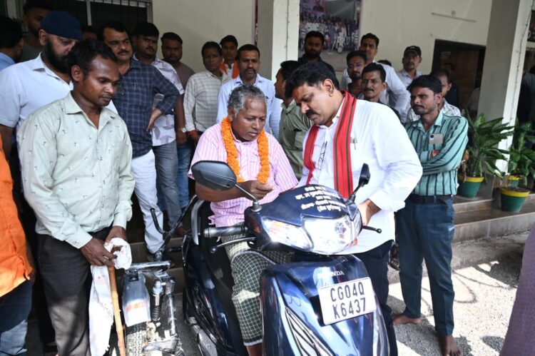 उप मुख्यमंत्री  विजय शर्मा ने दिव्यांग युवक को दिया आगे बढ़ने का सहारा, श्री अमर मरकाम को तत्काल मिली स्कूटी