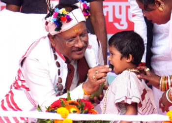 मुख्यमंत्री  विष्णुदेव साय का आत्मीय और वात्सल्यपूर्ण व्यवहार : नन्ही बच्ची भूमिका बघेल को दुलारते हुए खिलाया महुआ लड्डू