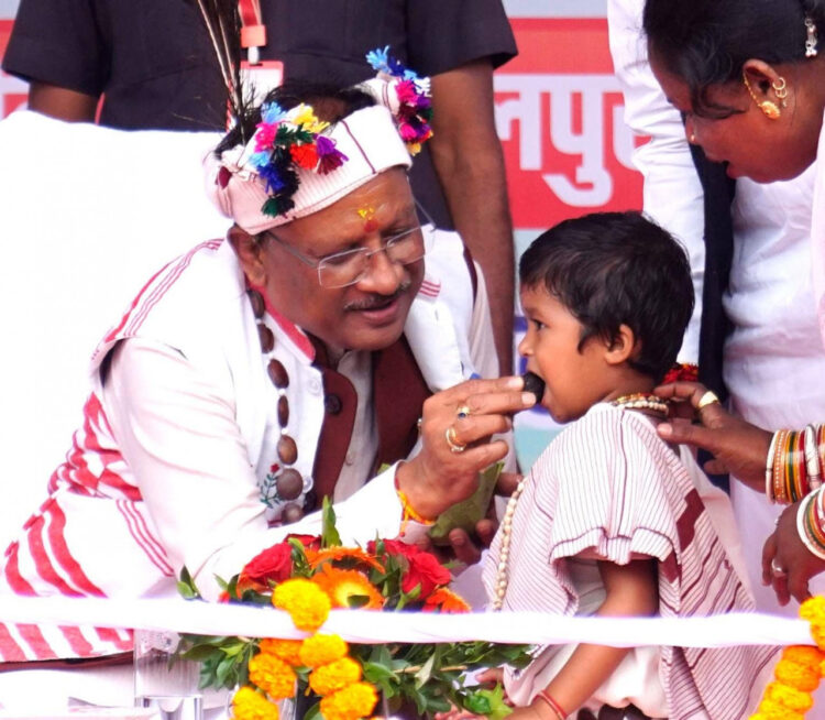 मुख्यमंत्री  विष्णुदेव साय का आत्मीय और वात्सल्यपूर्ण व्यवहार : नन्ही बच्ची भूमिका बघेल को दुलारते हुए खिलाया महुआ लड्डू