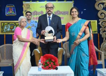 राज्यपाल  रमेन डेका ने तेजस्विनी छात्रावास का किया निरीक्षण