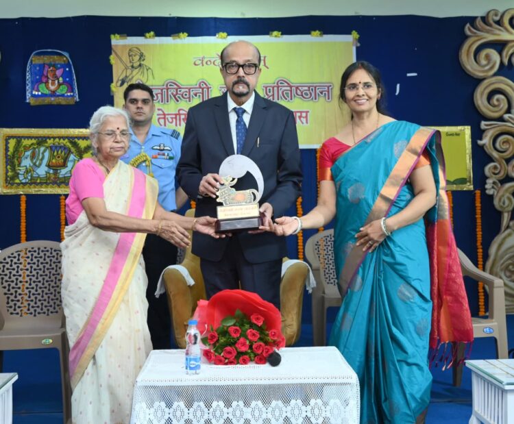 राज्यपाल  रमेन डेका ने तेजस्विनी छात्रावास का किया निरीक्षण