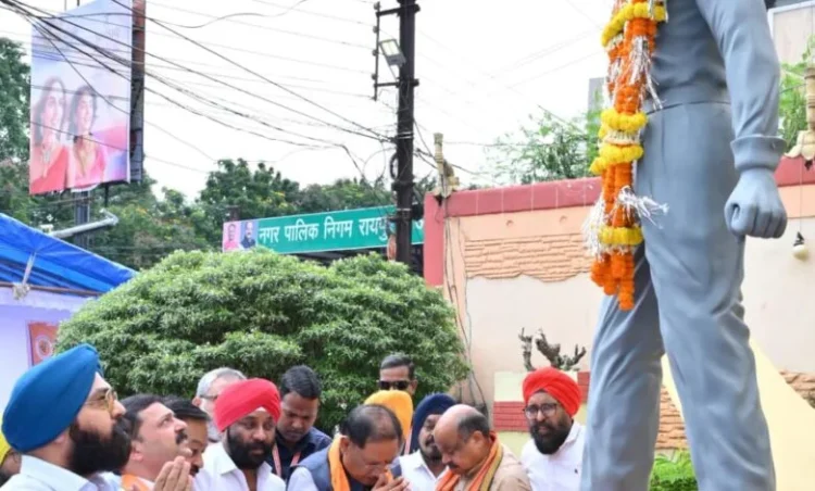 मुख्यमंत्री विष्णु देव साय ने अमर शहीद भगत सिंह की प्रतिमा पर माल्यार्पण कर किया नमन