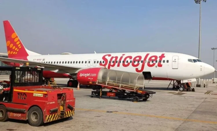 बड़ा विमान हादसा टला, स्पाइसजेट की फ्लाइट में दिखा धुआं; दिल्ली एयरपोर्ट पर इमरजेंसी लैंडिंग…