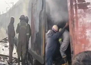 पूर्णिया स्पेशल ट्रेन में लगी भीषण आग, पूरा कोच जलकर हुई खाक! यात्रियों में मची अफरा-तफरी