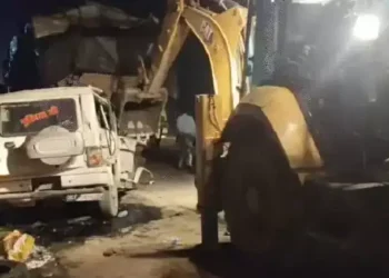 भीषण सड़क हादस; ट्रक में घुसी बोलेरो, BJP नेता के परिवार के 3 लोगों की मौत..