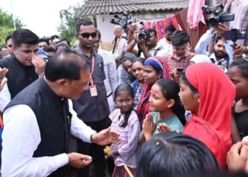 बाढ़ प्रभावितों का हाल जानने सीधे उनके बीच पहुँचे मुख्यमंत्री विष्णु देव साय: अधिकारियों को राहत एवं पुनर्वास कार्यों में तेजी लाने के निर्देश