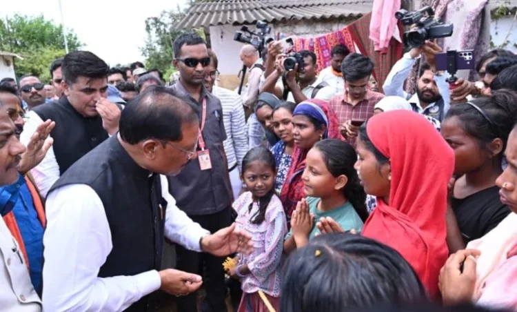 बाढ़ प्रभावितों का हाल जानने सीधे उनके बीच पहुँचे मुख्यमंत्री विष्णु देव साय: अधिकारियों को राहत एवं पुनर्वास कार्यों में तेजी लाने के निर्देश