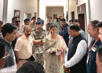 बाढ़ में बही पुस्तकें, टेबलेट भी हुआ खराब, पर नहीं रुकेगी पूनम की प्रतियोगी परीक्षा की तैयारी