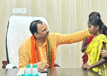 “पापा, मैं ठीक हो जाऊंगी ना?” – दिल की बीमारी से जूझ रही मासूम शांभवी गुरला का सवाल