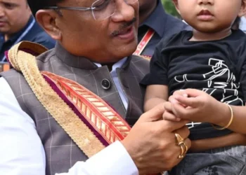 सरल और सहज मुख्यमंत्री विष्णु देव साय का दिखा अपनत्व, नन्हे इवान को गोद में लेकर किया दुलार