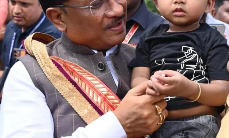 सरल और सहज मुख्यमंत्री विष्णु देव साय का दिखा अपनत्व, नन्हे इवान को गोद में लेकर किया दुलार