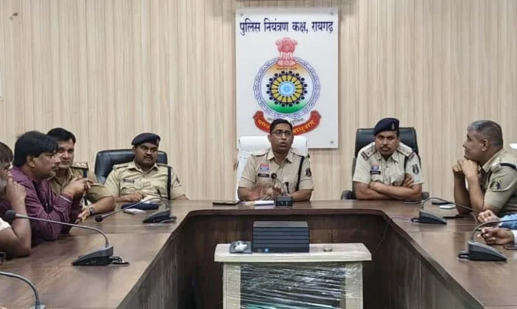 दुर्गा उत्सव को लेकर पुलिस कंट्रोल रूम में शांति समिति की बैठक, पुलिस-प्रशासन ने आयोजक समितियों को दिए आवश्यक निर्देश