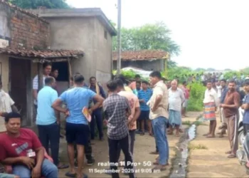 सनसनीखेज हत्याकांड बंद दरवाजे के पीछे छिपा खौफनाक सच उरांव परिवार गायब, कमरे में मिला खून फॉरेंसिक टीम रायगढ़ से हुआ रवाना