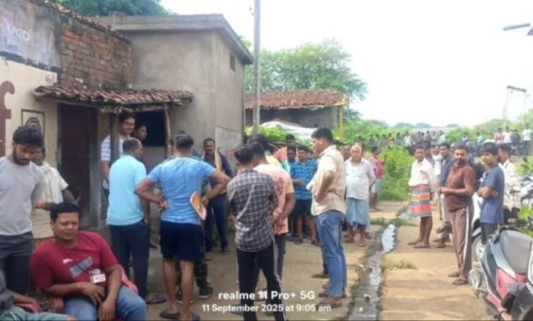 सनसनीखेज हत्याकांड बंद दरवाजे के पीछे छिपा खौफनाक सच उरांव परिवार गायब, कमरे में मिला खून फॉरेंसिक टीम रायगढ़ से हुआ रवाना