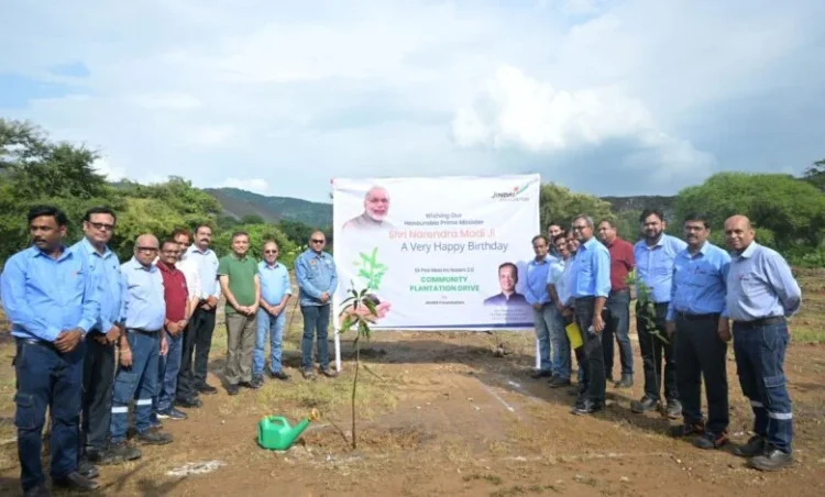 एक पेड़ मां के नाम अभियान से जुड़कर जिंदल फाउंडेशन ने रायगढ़ में रोपे 5 हजार पौधे