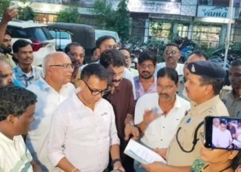 रायगढ़ कांग्रेस के कार्यकर्ता पहुंचे थाना, भाजपा नेताओं पर कार्यवाही की मांग