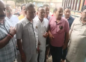 खरसिया पुलिस चौकी पहुंचे कांग्रेस कार्यकर्ता, उमेश पटेल की छवि खराब करने वाले भाजपा नेताओं पर कार्रवाई की मांग