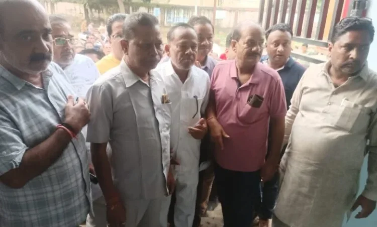 खरसिया पुलिस चौकी पहुंचे कांग्रेस कार्यकर्ता, उमेश पटेल की छवि खराब करने वाले भाजपा नेताओं पर कार्रवाई की मांग