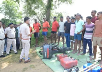 महानदी में फंसे लोगों को बचाव दल ने मोटरबोट से सुरक्षित निकाला