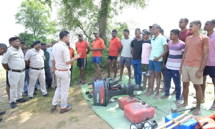 महानदी में फंसे लोगों को बचाव दल ने मोटरबोट से सुरक्षित निकाला