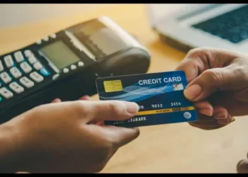 क्रेडिट कार्ड यूजर्स को अब नहीं मिलेगी ये सुविधा, जान लें RBI का नया नियम