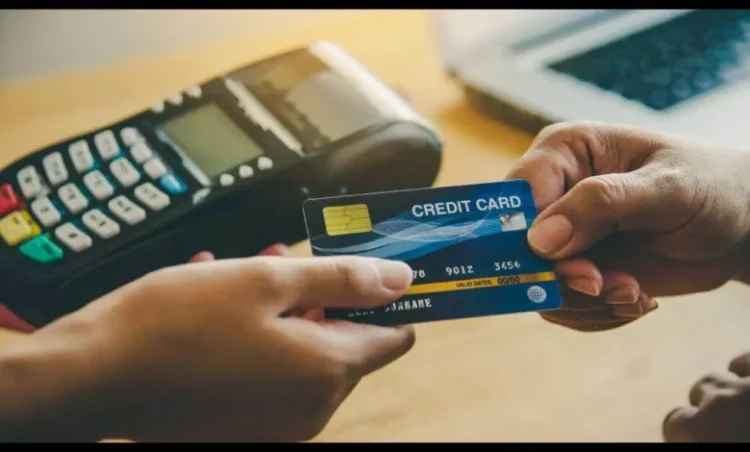 क्रेडिट कार्ड यूजर्स को अब नहीं मिलेगी ये सुविधा, जान लें RBI का नया नियम
