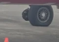 SpiceJet का प्लेन बाल-बाल बचा, रनवे पर ही पहिया छोड़कर विमान ने भरी उड़ान, मुंबई में कराई गई Emergency Landing…!