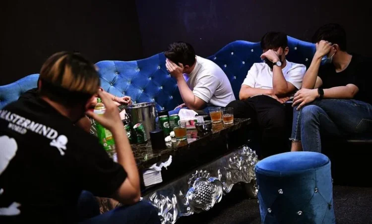 भिलाई के क्लब में आधी रात पुलिस की रेड, नशे में धुत लड़के-लड़कियां में मची अफरातफरी…