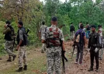छत्तीसगढ़ में सुरक्षाबलों के साथ मुठभेड़ में 4 नक्सली ढेर, इनामी आयतु व देवा समेत 12 नक्सलियों ने किया सरेंडर