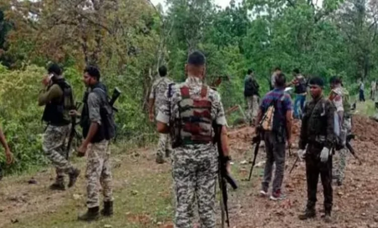 छत्तीसगढ़ में सुरक्षाबलों के साथ मुठभेड़ में 4 नक्सली ढेर, इनामी आयतु व देवा समेत 12 नक्सलियों ने किया सरेंडर